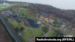 «Межигірʼя» раніше було резиденцією Віктора Януковича, однак після його втечі з країни в лютому 2014 року територія відкрита для відвідувачів