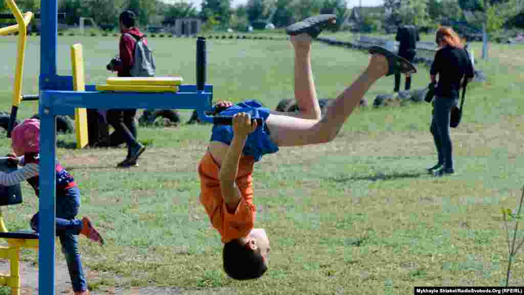 Поки на стадіоні тренуються місцеві команди «Бурнас» і «Бурнас-2», діти граються на тренажерах. Стадіон було відреставровано в 2017 році, і цього року його впорядкування продовжиться.