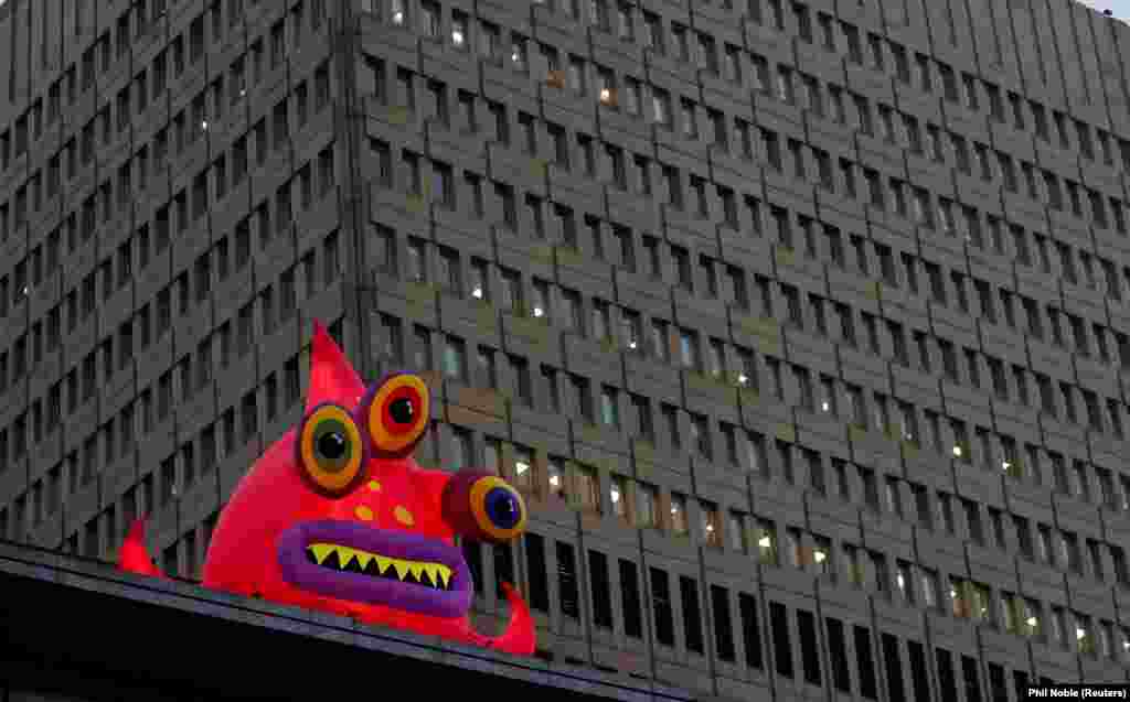 Гігантський надувний монстр напередодні Геловіна з'явився над офісною будівлею в Манчестері, Велика Британія