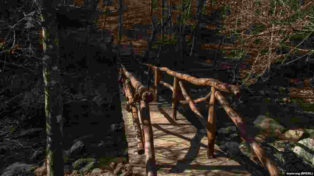 Начало основной туристической тропы – деревянный мост через реку Коккозка