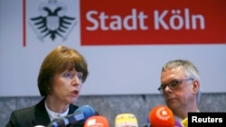 Хенриетте Рекер и президент полиции Кёльна Вольфганг Альберс на пресс-конференции 5 января