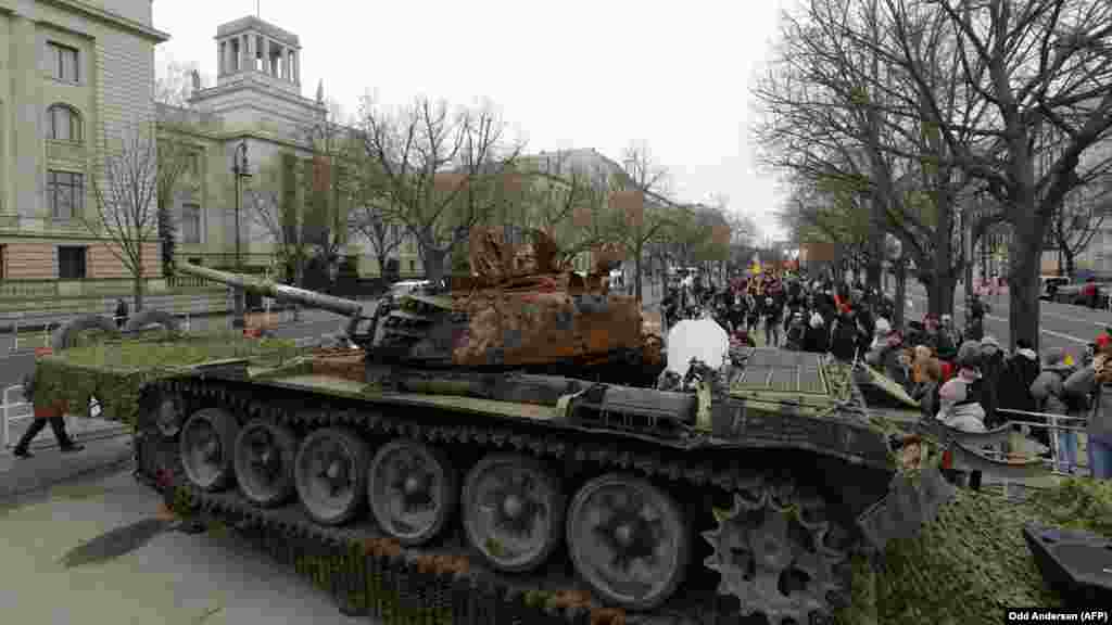 Руски танк Т-72, повреден по време на войната в Украйна, е изложен пред руското посолство в Берлин, Германия, февруари 2023 г.