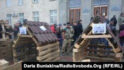 У Черкасах активісти під ОДА встановили будки для президента і керівників силових структур, 14 березня 2017 року