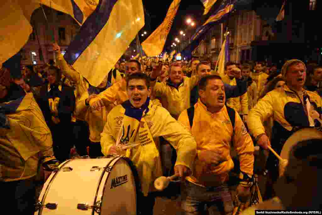 Марш вболівальників збірної України перед матчем із збірною Хорватії.  Збірна України з футболу не пройшла перший раунд відбірних змагань до Чемпіонату світу 2018 року, зазнавши поразки від команди Хорватії 0-2. Київ, 9 жовтня 2017 року