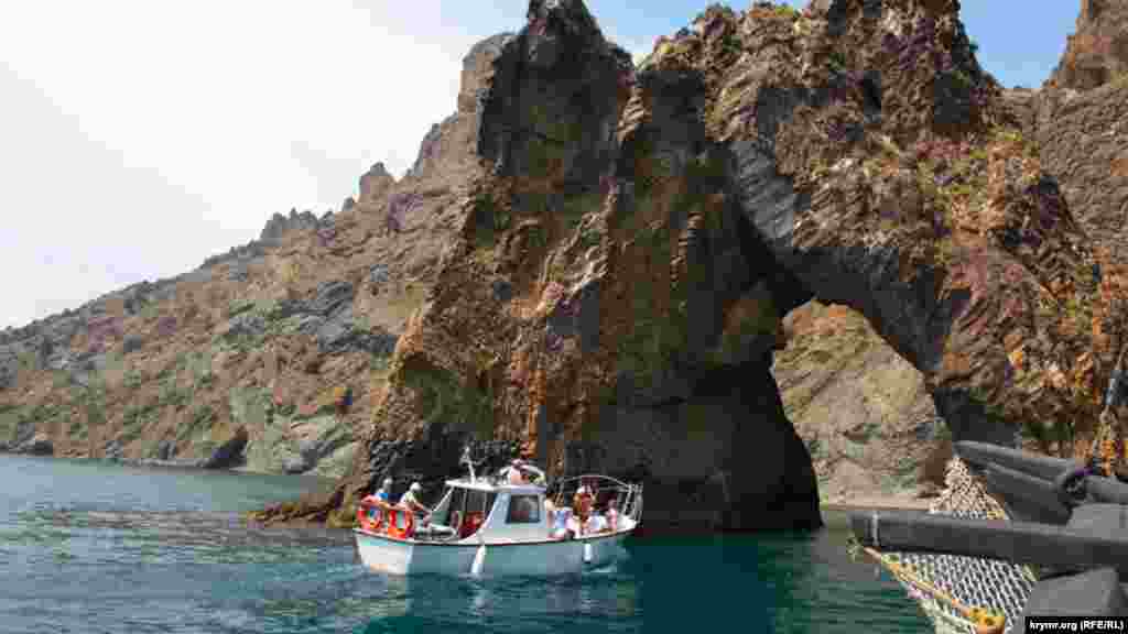 Популярностью у туристов, по-прежнему, пользуются морские прогулки к Золотым Воротам – скале древнего вулкана Кара-Даг