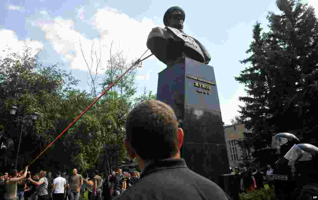 Пам’ятник маршалу СРСР Георгію Жукову за мить до знесення. Харків, 2 червня 2019 року. НА ЦЮ Ж ТЕМУ