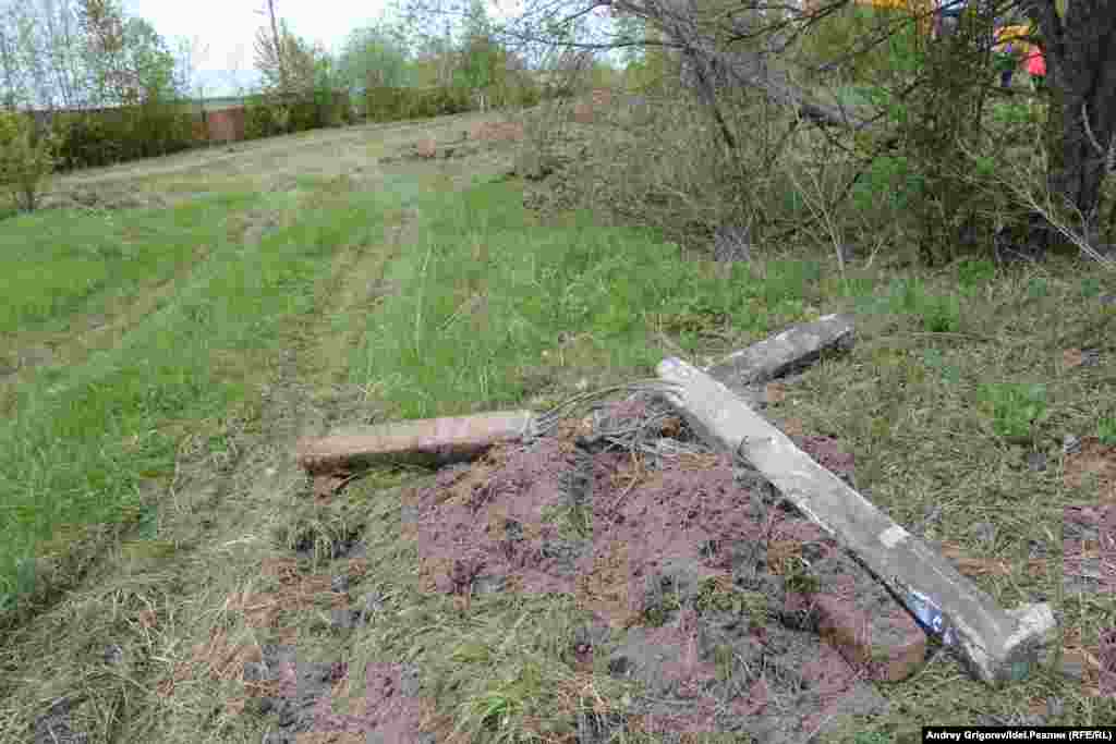 Рядом на лужайке отпечатались следы проезда техники. 