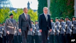 Britanski premijer Keir Starmer (desno) s njemačkim kancelarom Olafom Scholzom (slika iz arhive).