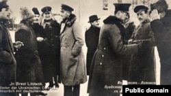 Представники України спілкуються із німецькими офіцерами. 1918 рік