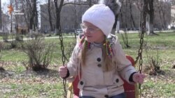 Батьки вибороли для сліпої доньки навчання у звичайній школі (відео) Батьки вибороли для сліпої доньки навчання у звичайній школі (відео)