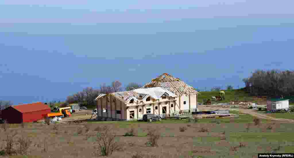 Им огородили территорию нового «ранчо», которое пока еще на стадии строительства