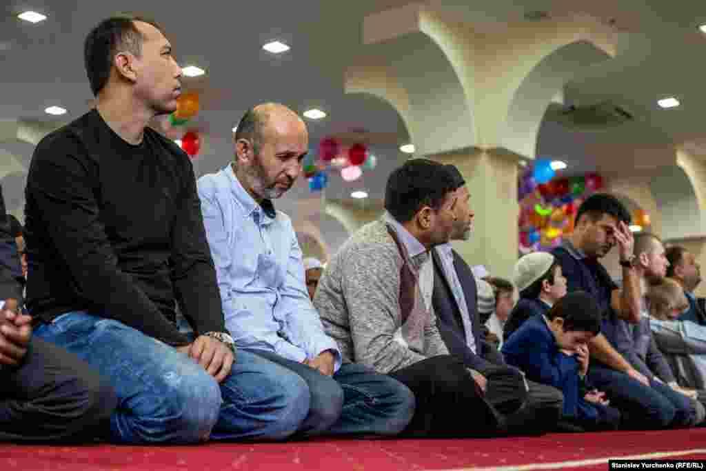 Молебень у столичній мечеті «Ар-Рахма» з нагоди головного мусульманського свята Курбан-байраму (свято жертвопринесення). У програмі заходу також відбулися святковий намаз, проповідь і тематичний ярмарок. Київ, 24 вересня 2015 року