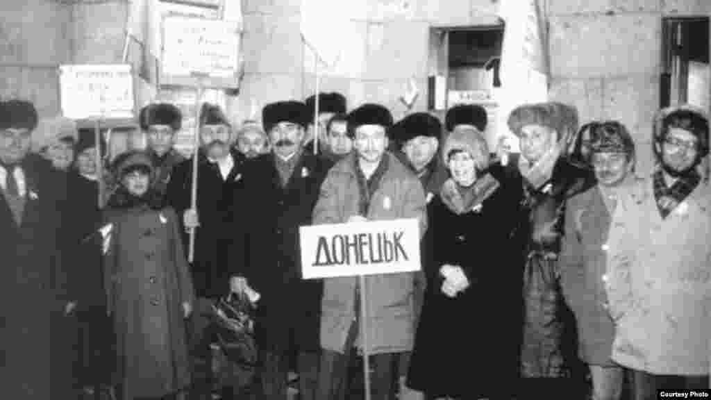 Донецкая делегация, прибывшая в Киев, чтобы стать частью «Живой цепи», которая символизировал Соборность Украины на пути к восстановлению Украинского государства