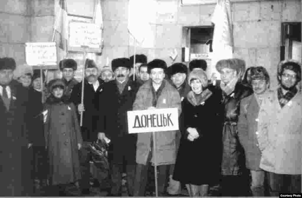 Донецька делегація, яка прибула до Києва, щоб стати частиною «Живого ланцюга», котрий символізував Соборність України на шляху до відновлення Української держави