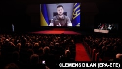 Владимир Зеленский обращается к участникам церемонии открытия Каннского кинофестиваля