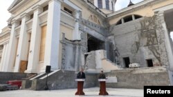 Пресконференція президента України Володимира Зеленського і премʼєр-міністра Греції Кірьякоса Міцотакіса на тлі руйнувань собору в Одесі, 6 березня 2024 року