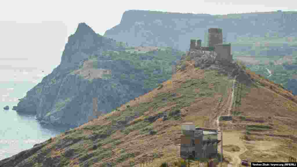 Вид с горы Спилия на генуэзскую крепость в Балаклаве. В далекой дымке – высоты Кая-Баш. До Балаклавы с горы Спилия дорога займет около получаса ходьбы