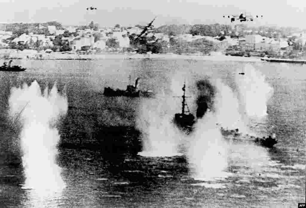 На цьому фото, зробленому 6 червня 1944 року, німецькі винищувачі атакують союзні кораблі. Це найбільш масований натиск у Другій світовій війні. Після цього почалася висадка людей і припасів на узбережжя північної Франції  