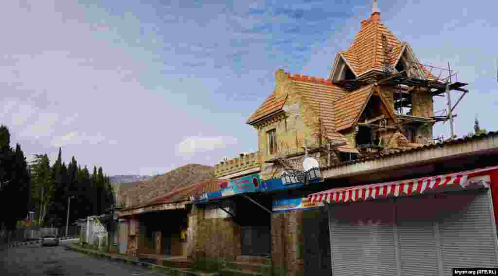 «Средневековый» долгострой в центре села