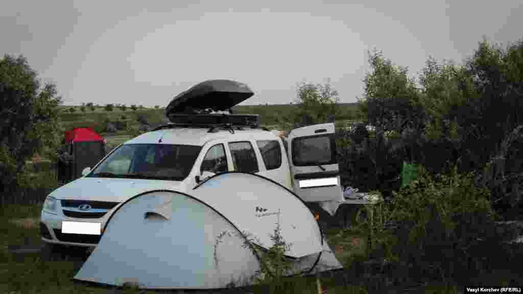 Условия для отдыха тут сложно назвать цивилизованными. К Чокраку, в основном, приезжают те, кто готов жить в условиях «дикого» туризма