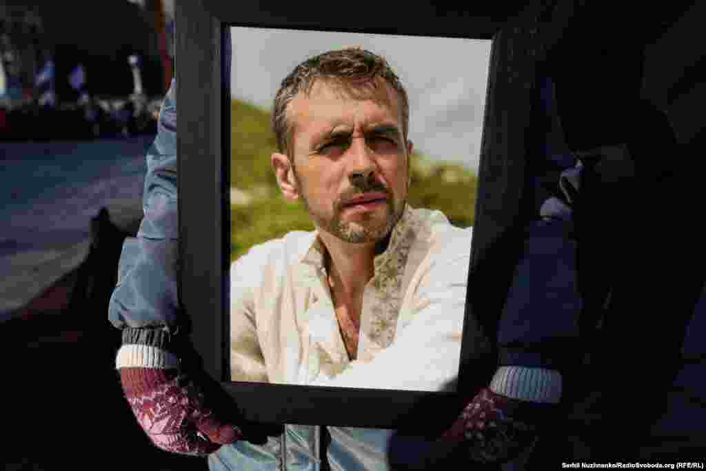 Руслан Ганущак родом з Івано-Франківська, автор фільмів «Майдан. Перезавантаження», «Два дні в Іловайську» та «Брат за брата»