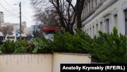 Зібрані дерева можуть переробити на тріску або ж використати у звіринцях