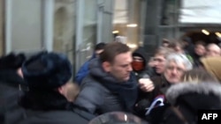 Момент задержания Алексея Навального
