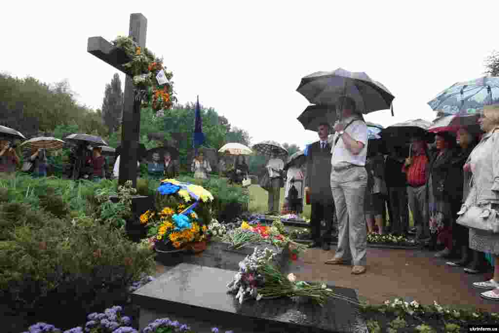 Біля Пам'ятного хреста у Бабиному Яру вшанували пам'ять поетеси, публіциста, літературного критика та члена ОУН Олени Теліги з нагоди 110-ї річниці від дня її народження. У заході взяли участь голова Організації українських націоналістів (ОУН) Богдан Червак, члени проводу ОУН, члени Київської міської організації ОУН, Фундації імені Олега Ольжича, Української військової організації, Жіночого товариства імені Ольги Басараб та Олени Теліги. Київ, 21 липня 2016 року