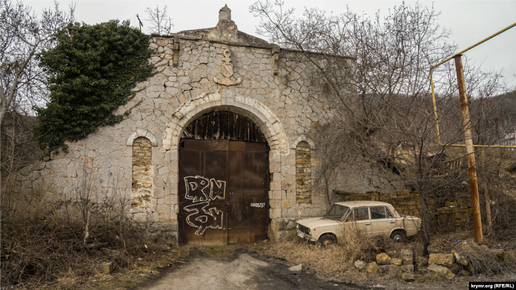 Старый подвал винзавода «Таврида». По словам одного из ветеранов предприятия, когда-то в нем долгое время в дубовых бочках выдерживали вино, а в последние годы хранили лишь посадочный материал