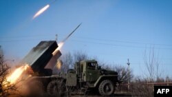 Иллюстративное фото: Установка залпового огня «Град» российских гибридных сил в украинской Горловке, 13 февраля 2015 года