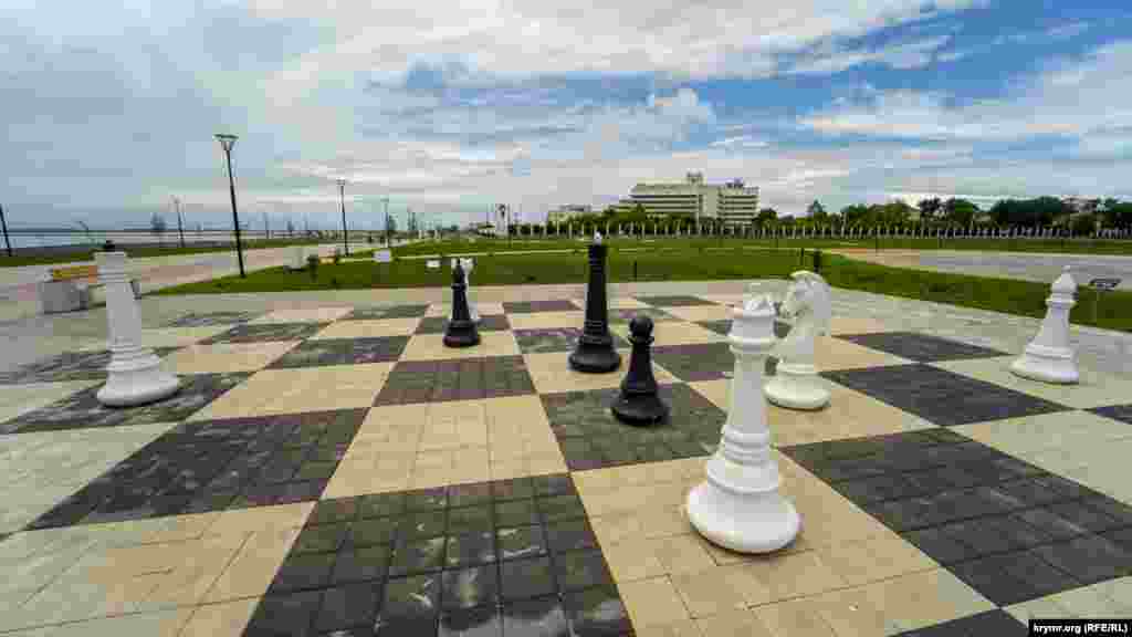 Шахматная фотозона на фоне главного корпуса санатория «Сакрополь». Эта здравница, а также санаторий имени Бурденко имеют непосредственный выход к новому променаду