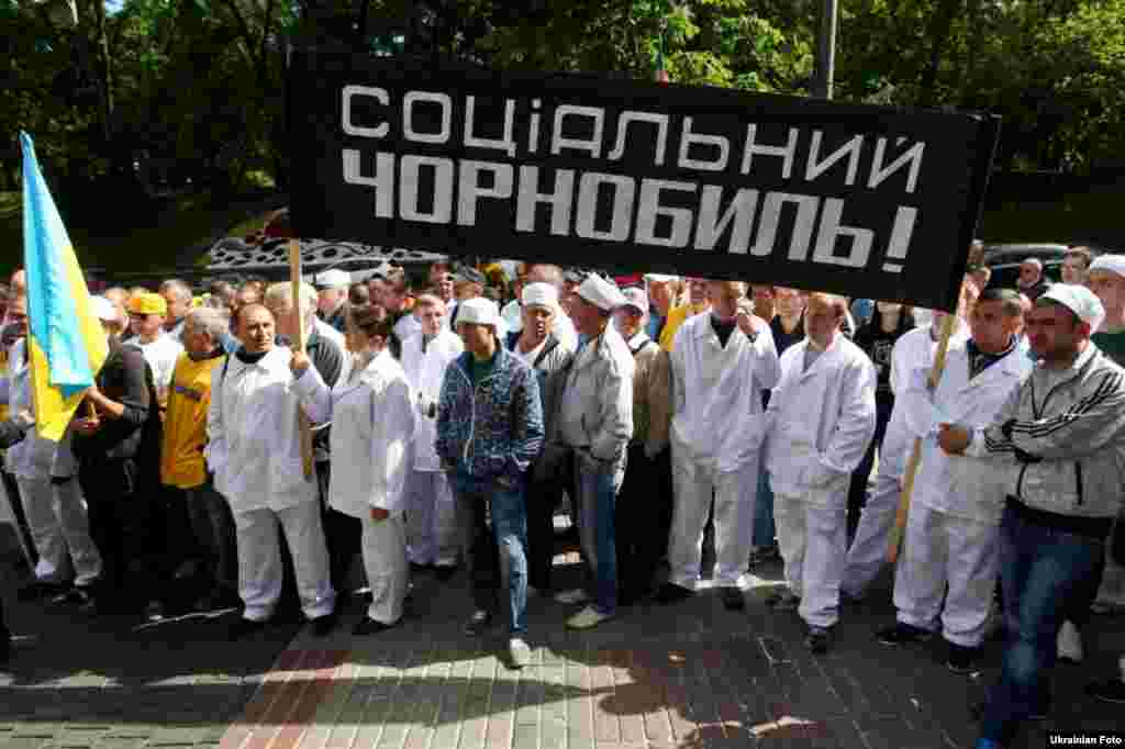 Персонал Чорнобильської АЕС і інших підприємств зони відчуження провів акцію протесту біля кабінету Міністрів України. Акція проводиться в зв'язку з невиконанням урядом України власних зобов'язань в частині поновлення працівникам підприємств зони відчуження виплат за роботу в умовах впливу іонізуючого випромінювання. Київ, 6 червня 2016 року