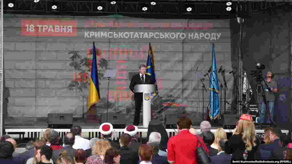 Президент Украины Петр Порошенко со сцены заявил, что право крымских татар «свободно жить на своей родной земле» будет восстановлено. По его словам, Россия, с нарушением международного права, изменяет демографическую ситуацию в Крыму, вытесняя крымских татар и этнических украинцев, «наводняя полуостров мигрантами из российской глубинки»