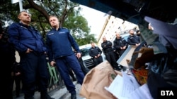 Боклук, струпан пред полицейския кордон около сградата на МВР