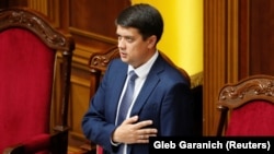 Розглядатимуть депутати ветований президентом України закон щодо відновлення конкурсів на посади державної служби (на фото – голова Верховної Ради Дмитро Разумков)