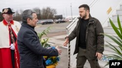 Міністр закордонних справ Швейцарії Ігнаціо Кассіс (у центрі) вітає президента України Володимира Зеленського після його прибуття в аеропорт Цюриха, 15 січня 2024 року