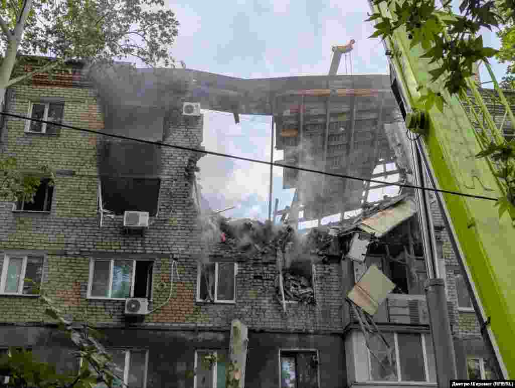 Пошкоджена російським обстрілом п'ятиповерхівка в Миколаєві, 25 травня 2025 року