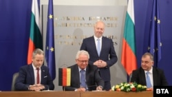 Договорът беше подписан на церемония в Министерския съвет от главния изпълнителен директор на „Райнметал“ Армин Папергер, директора на отдел „Оръжия и боеприпаси“ на концерна Роман Кьоне и изпълнителния директор на ВМЗ Иван Гецов