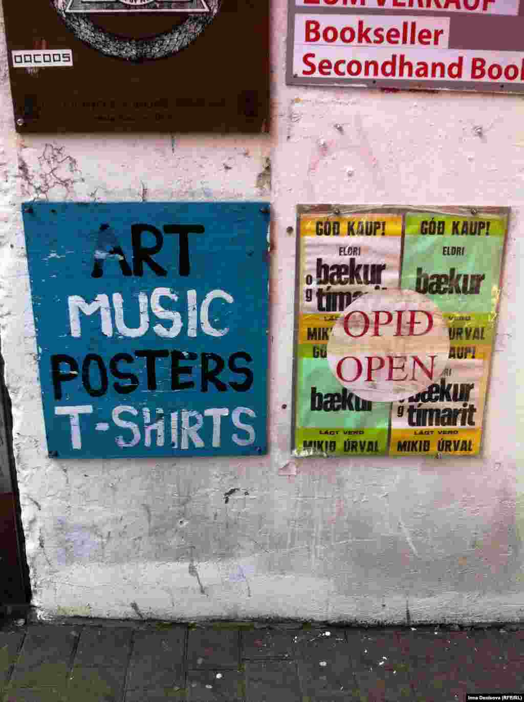 Больше рок-музыки в Исландии любят только литературу. Программа-минимум - выпить кофе в книжном кафе Glaetan, полистав "Младшую Эдду" Снорри Стурлусона и непременно заглянуть в  Eymundsson, книжный магазин, открытый в 1872 году, В СССР часто издавали исландских писателей: Халлдора Лакснесса, Оулавюра Сигурдссона, Якобину Сигурдардоттир можно прочитать по русски.  