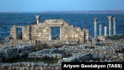 Росія після захоплення Криму у 2014-му році заявила про свої права на кримські археологічні об’єкти. За 7 років масштабних археологічних розкопок Москва зібрала колекцію нових та спірних знахідок. Нараз офіційний Київ не володіє жодною інформацією про завдані збитки