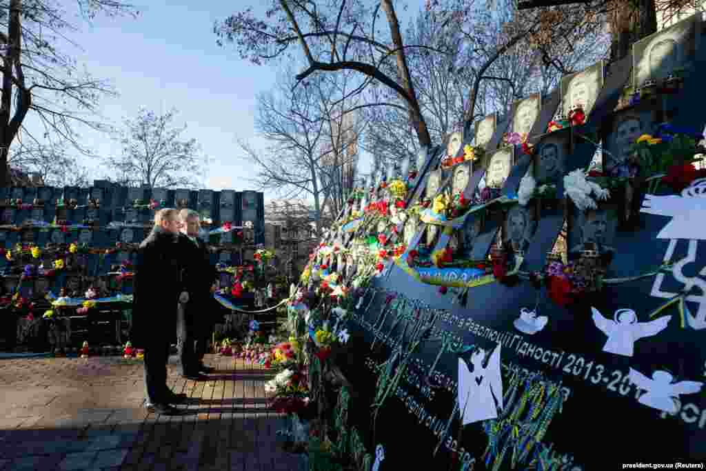 Президент Європейської Ради Дональд Туск та президент України Петро Порошенко (на задньому плані) під час вшанування пам'яті Героїв Небесної сотні біля пам'ятної стели з іменами загиблих, Київ, 19 лютого 2019 року