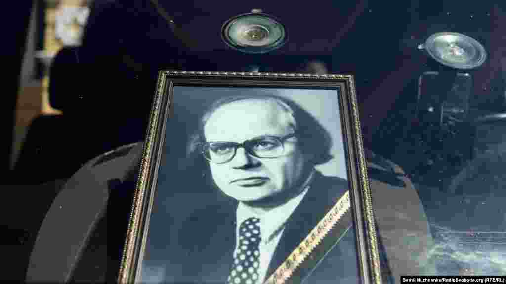 Іван Драч народився 17 жовтня 1936 року в селі Теліжинці на Київщині. Він був перекладачем, кіносценаристом, драматургом, державним і громадським діячем. Драч – перший голова Народного Руху України (1989), Герой України (2006)
