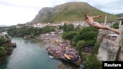 Mostar, grad u kom se ne obaraju samo sportski rekordi. Skok u vode Neretve sa Starog mosta, zabeležen 28. jula 2019.