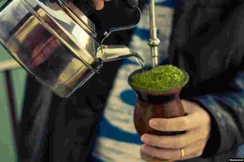 «Вони мають довге волосся нижче від плечей, обличчя, чорне від вітру, фетровий капелюх і чоботи зі шкіри кобили, довгий гострий ніж за спиною, який тримається на ремені, і їдять зазвичай смажене м’ясо, додаючи до нього мате і цигарки» – так описував ґаучо Чарльз Дарвін