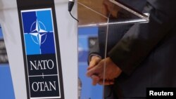 Офіційні особи США та Німеччини запропонували, щоб альянс під час саміту наступного місяця пообіцяв, що Україна отримає «міст» до членства в НАТО, а не «незворотний шлях»