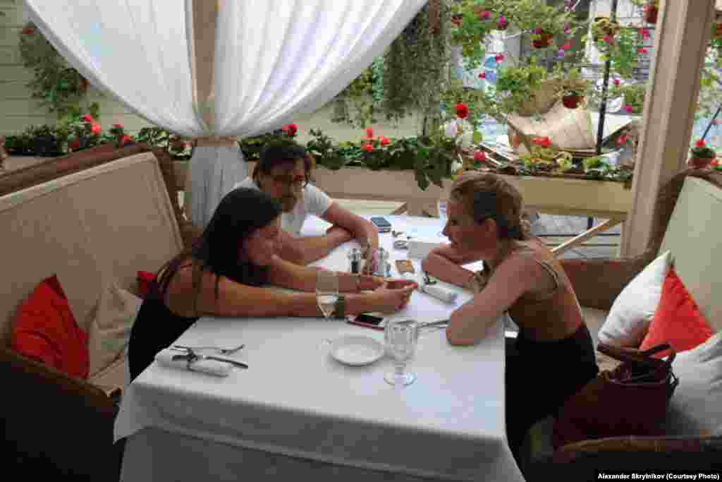 Ксения Собчак пригласила на аукцион многих друзей, в том числе генерального директора телекомпании "Дождь" Наталью Синдееву