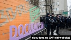 Радикали намагалися зірвати дискусію «Права людини: проблема поширення ультраправих рухів в Україні» в Izone, Київ, 26 березня 2018 року