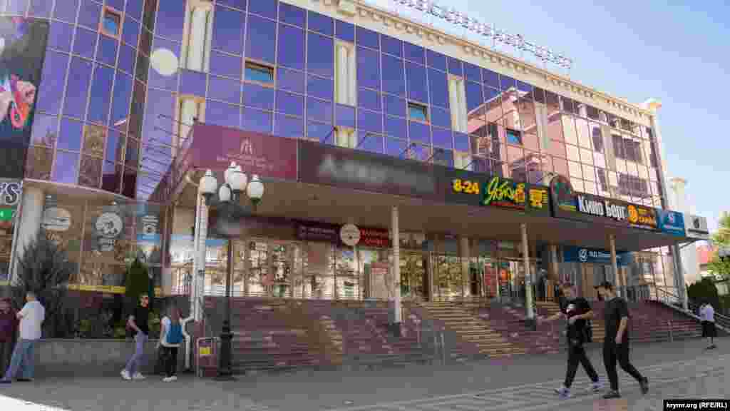 В торгово-развлекательном центре «Берг» расположен специализированный магазин алкогольной продукции