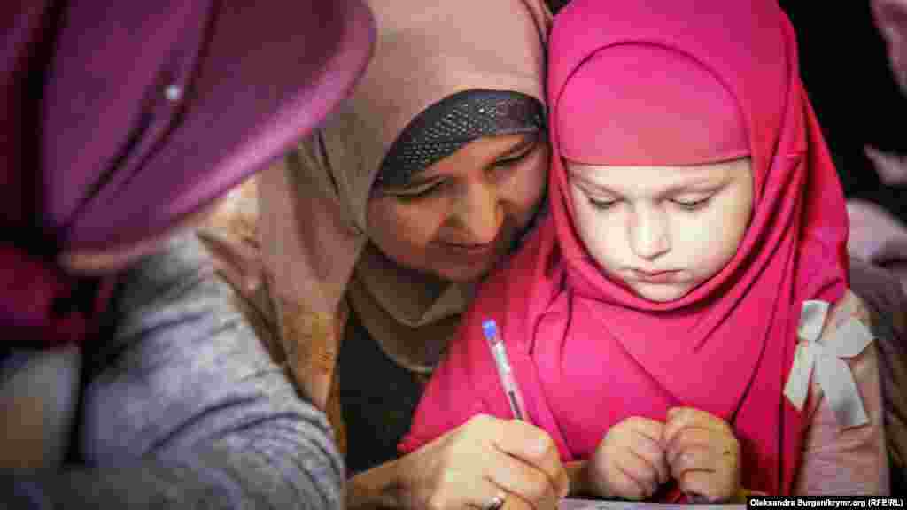 Амира пишет письмо в СИЗО своему отцу Вадиму Сируку, фигуранту «ялтинского дела Хизб ут-Тахрир»