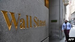 Біля будівлі Нью-Йоркської фондової біржі, фото ілюстративне